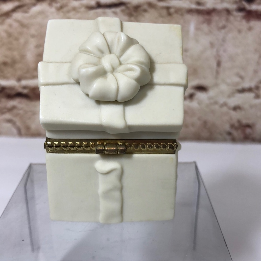 Dept 56 Snowbabies “Surprise” Porcelain Box - Picture 4 of 10